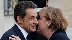 Merkel y Sarkozy pactan un nuevo tratado del euro y adelantar a 2012 el fondo permanente de rescates