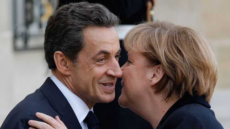 Merkel y Sarkozy pactan un nuevo tratado del euro y adelantar a 2012 el fondo permanente de rescates 