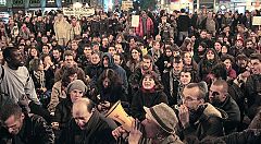 Miles de indignados cortan la Gran Vía por el desalojo del hotel Madrid