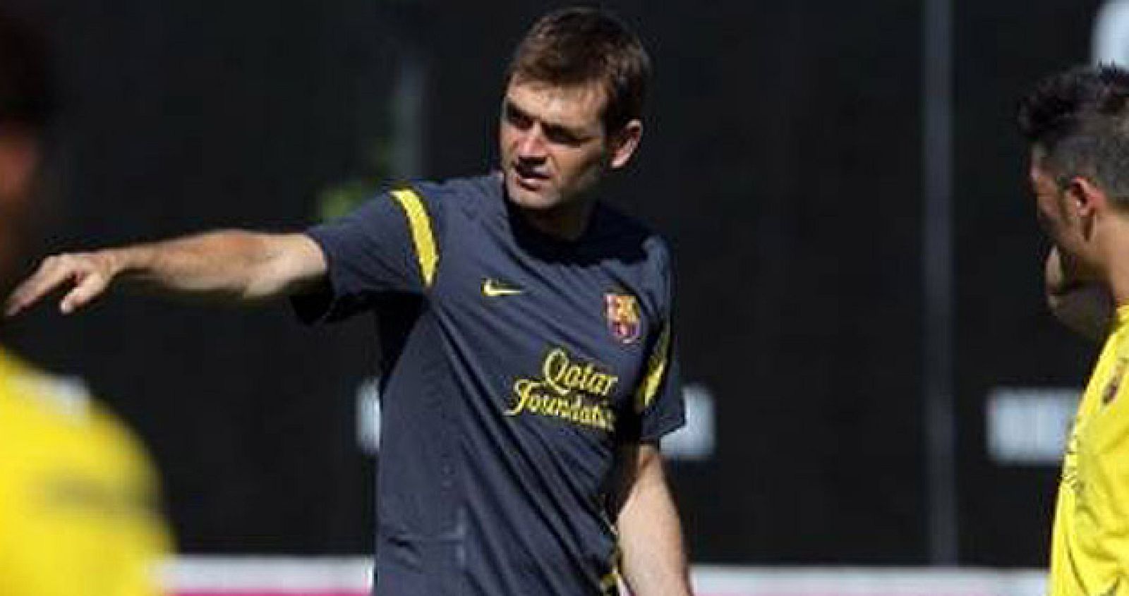 El segundo entrenador del Barça, Tito Vilanova, durante la sesión de entrenamiento con el equipo.