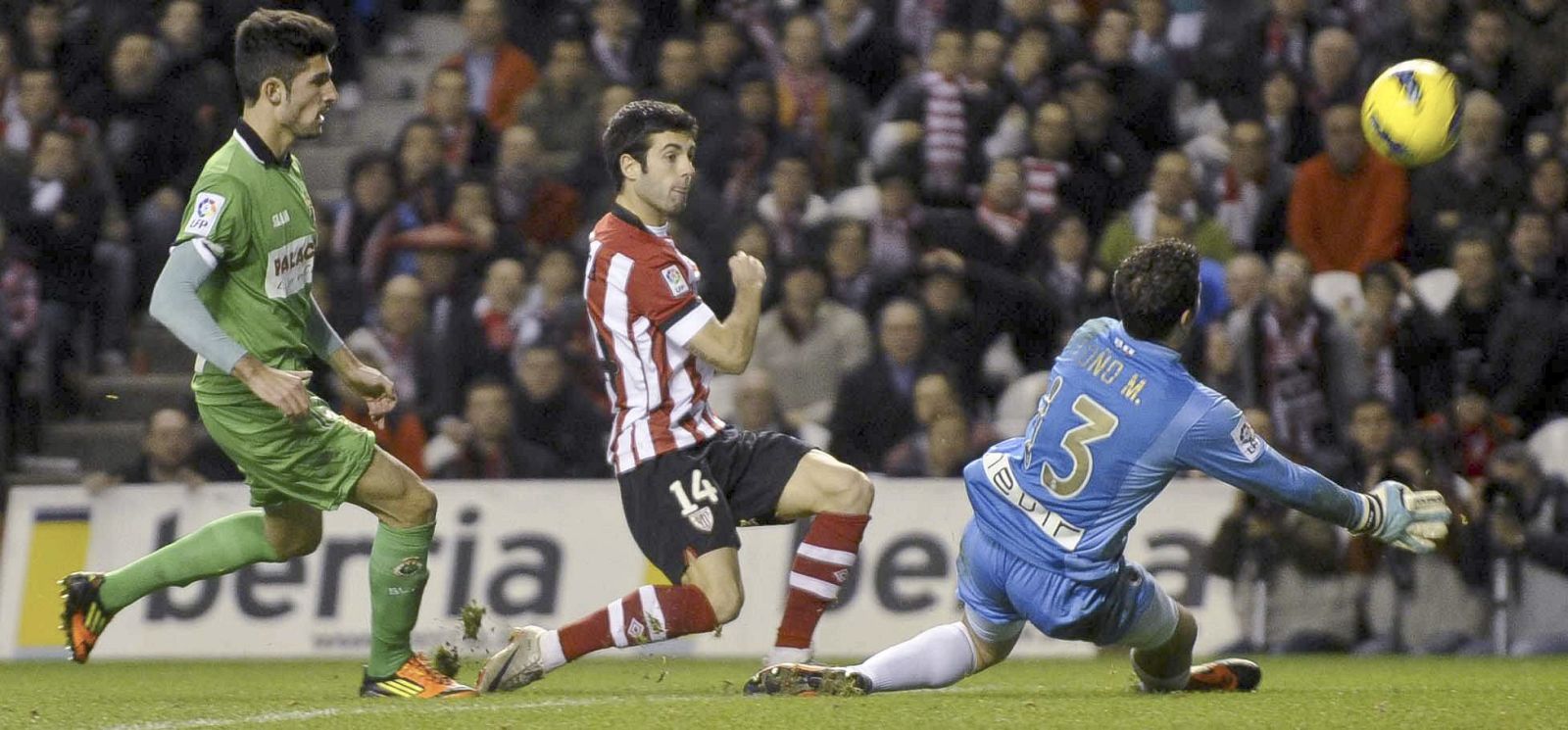 Markel Susaeta (c) intenta batir al portero del Racing de Santander Toño Martínez (d) durante el partido.