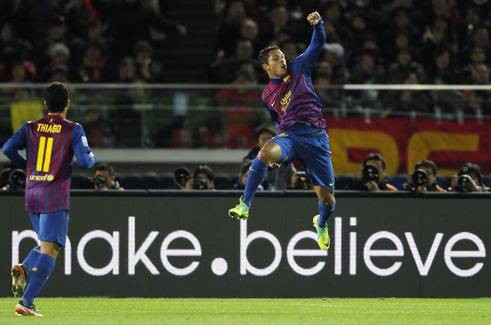 El jugador del Barça, Adriano, celebra su segundo gol ante el Al Sadd catarí.