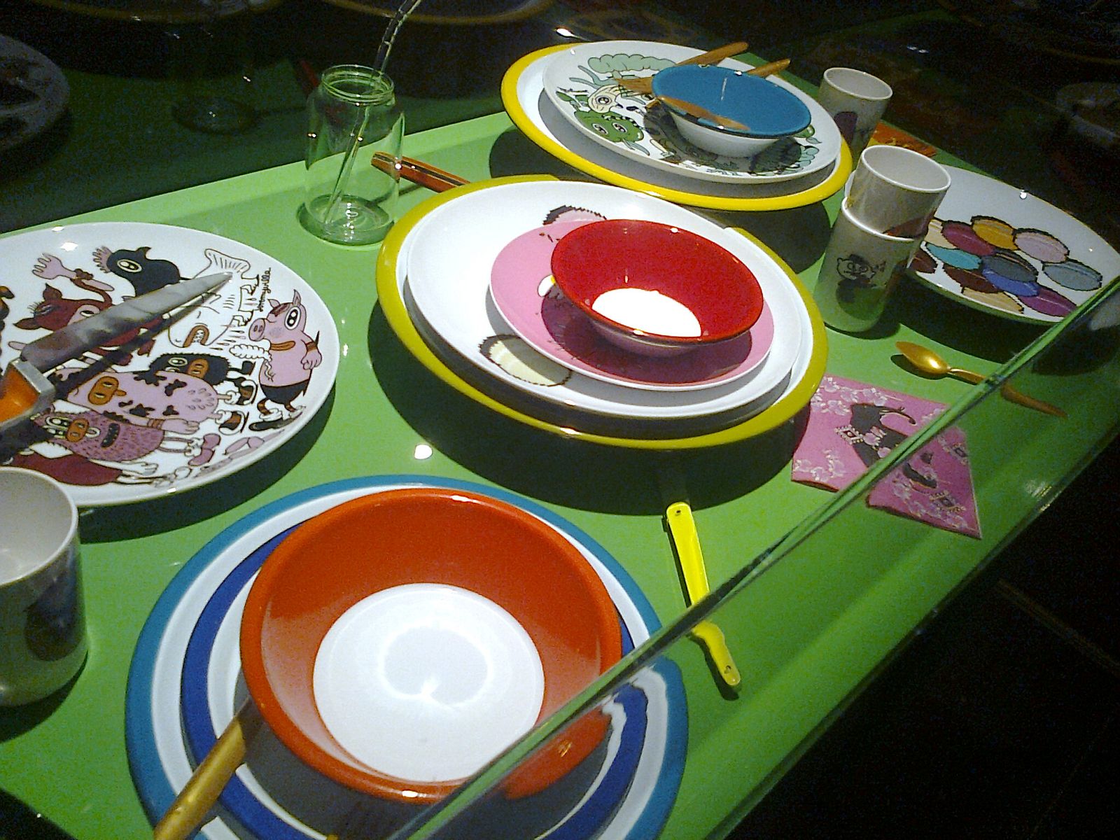 Una de las 10 mesas de la muestra; ésta serviría para una comida campestre con niños