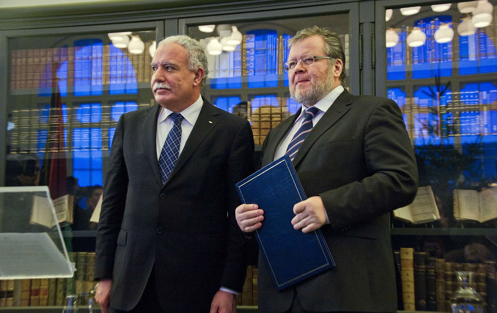El ministro de Exteriores palestino, Riad Malki (izquierda) y su homólogo islandés, Oessur Skarphedinsson, en Reykjavik