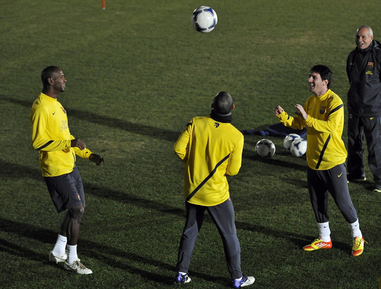 Los futbolistas Lionel Messi (d) y Eric Abidal (i) candidatos al Laureus del deporte junto al FC Barcelona.