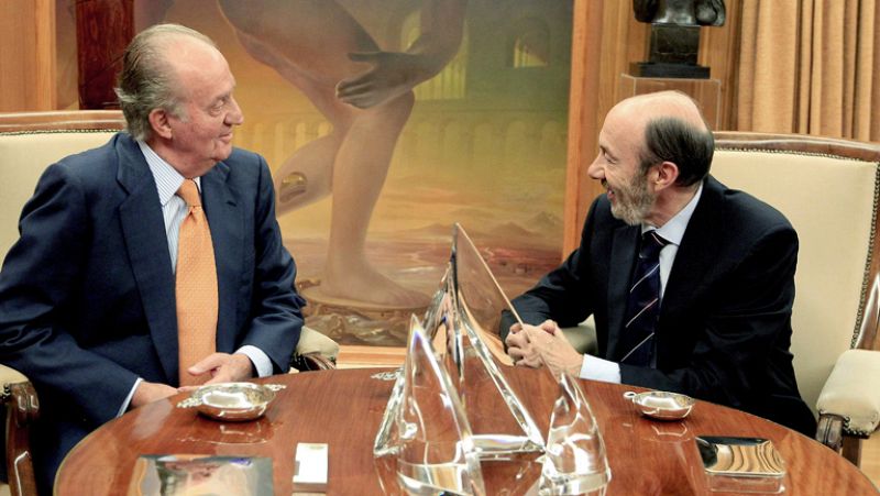 Rubalcaba explica al rey que hará la oposición que le habría gustado que hubiera hecho el PP