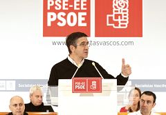 El lehendakari afirma que acabará la legislatura "le pese a quien le pese"