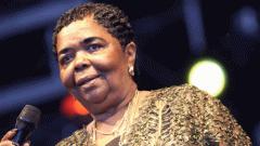 Cesaria Evora, "la diva descalza" que popularizó el "blues" caboverdiano