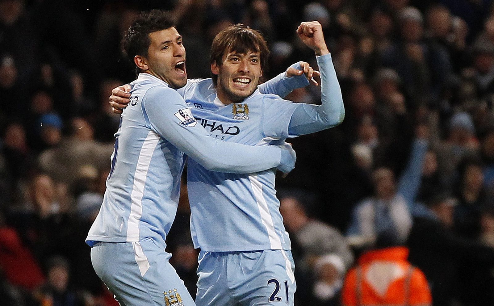 Los jugadores del Manchester City, Agüero y Silva, celebran el gol del español que ha supuesto la victoria frente al Arsenal.