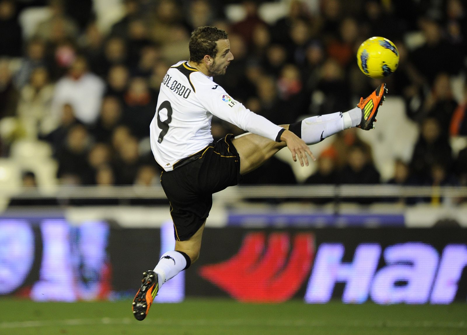 Roberto Solado se esfuerza por controlar un balón en el partido ante el Málaga.