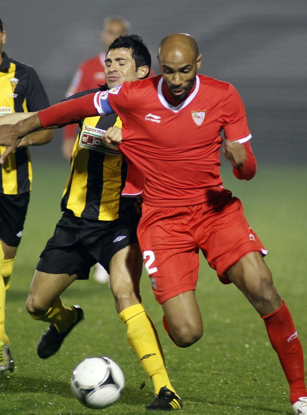 Kanoute, autor del gol en el partido de ida, intenta irse de Moscardó, futbolista del San Roque.
