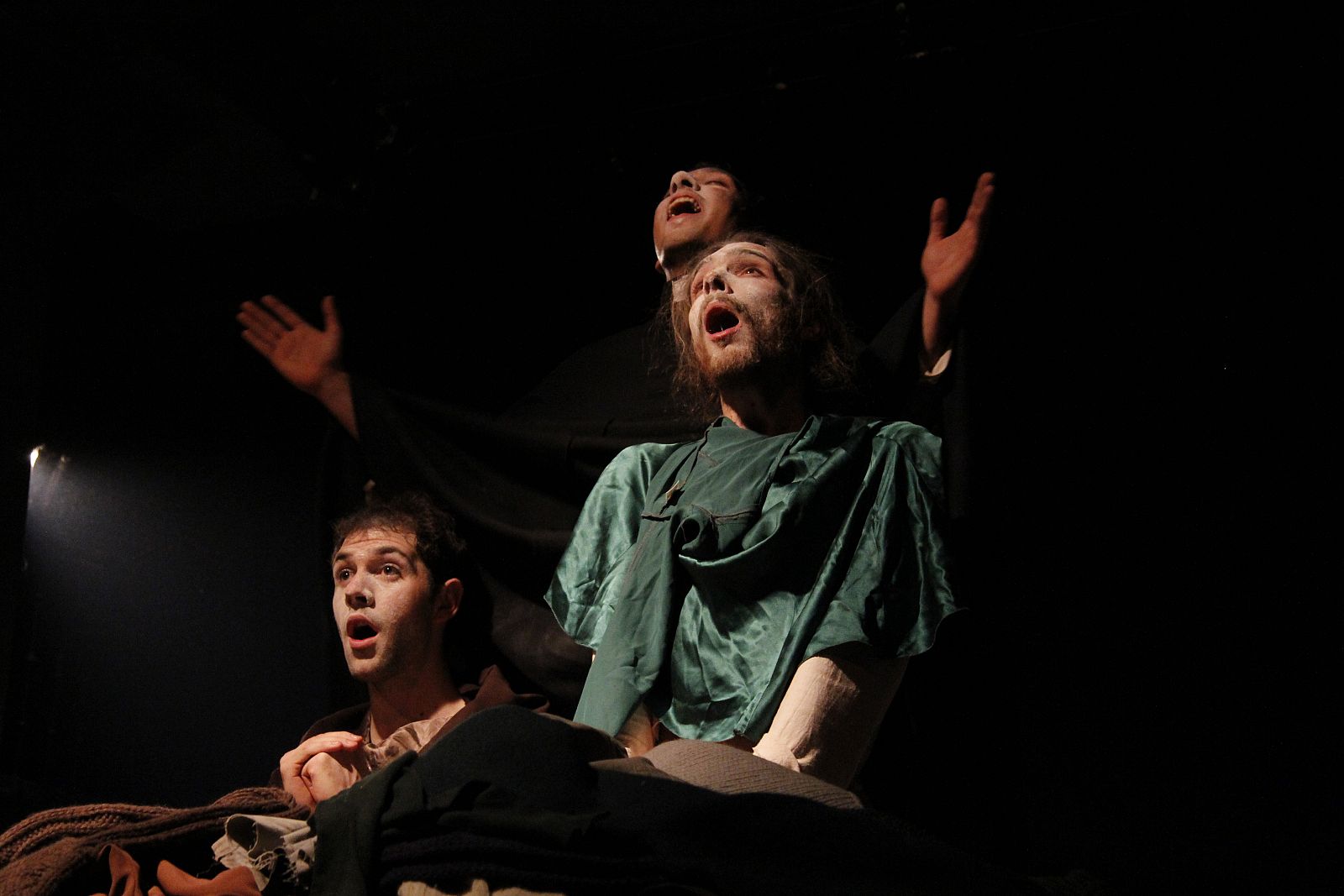 Los personajes de 'Lázaro' en su momento más espiritual