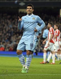 Agüero mantiene líder al City y el United se desquita con el Fulham