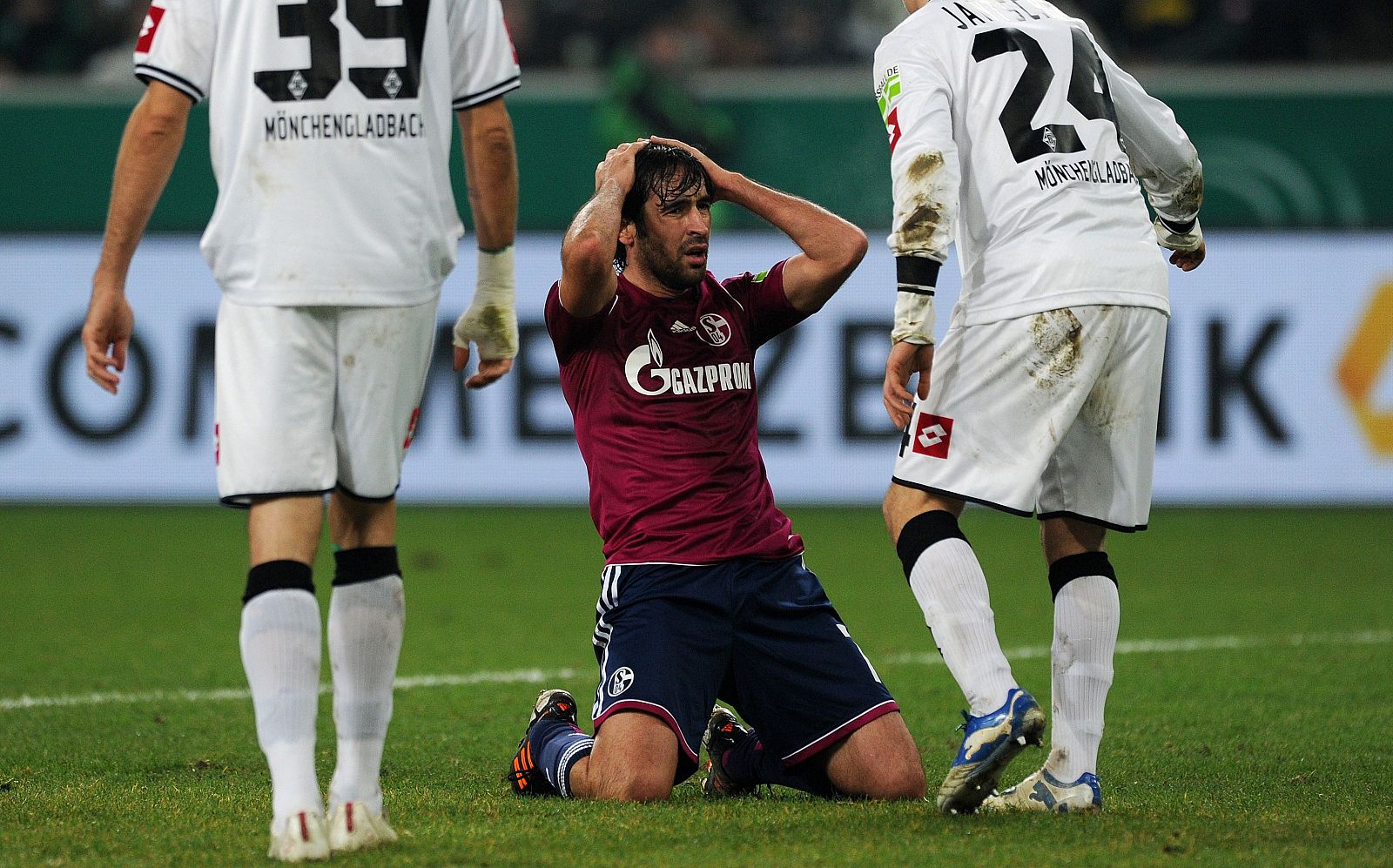 El jugador español del Schalke 04, Raúl González, se lamenta tras la eliminación copera de su equipo.