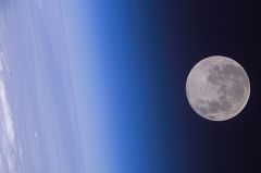 La Tierra debe tener otra luna