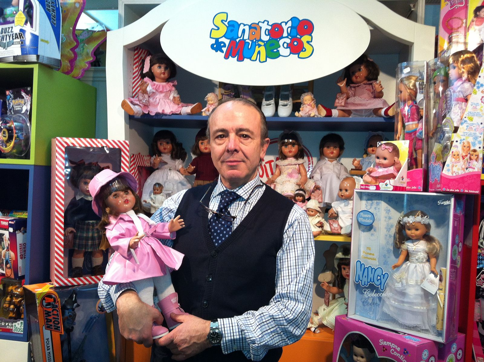 Juan Bolivar, propietario del sanatorio de muñecos posa con una Mariquita Pérez