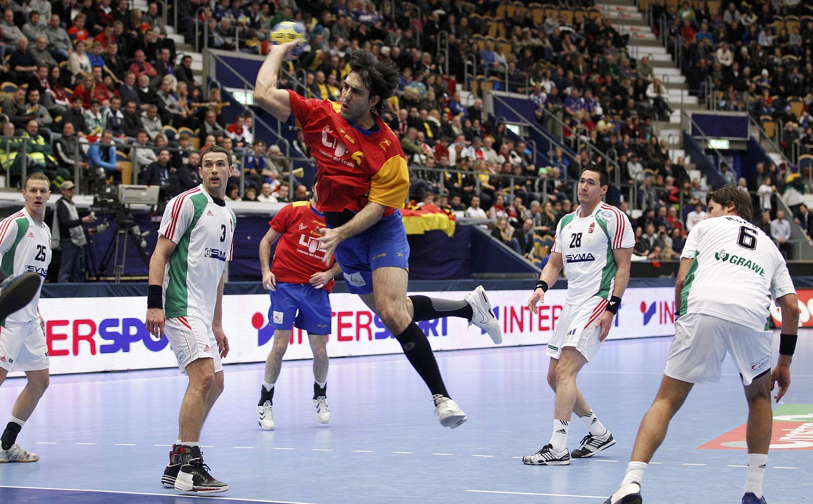 El pivote Garabaya se dispone a lanzar durante el partido celebrado en Jonkoping.