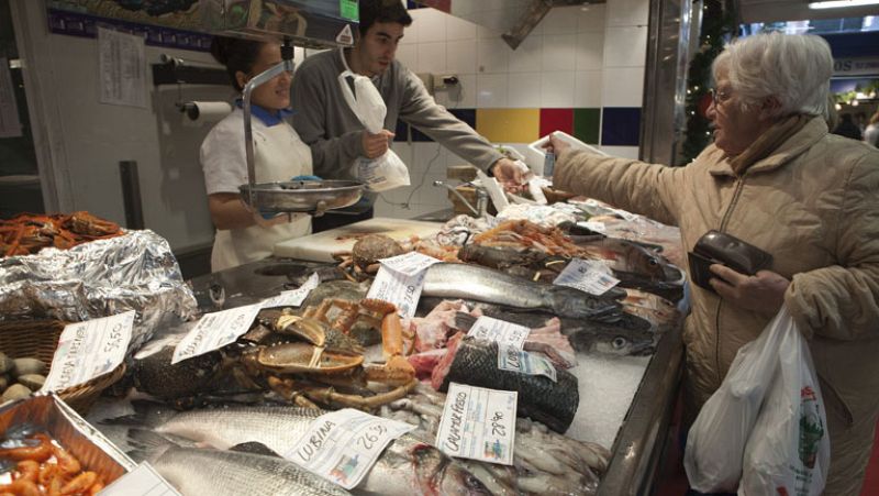 Los españoles se adaptan al euro pero lo miran con desconfianza por la crisis