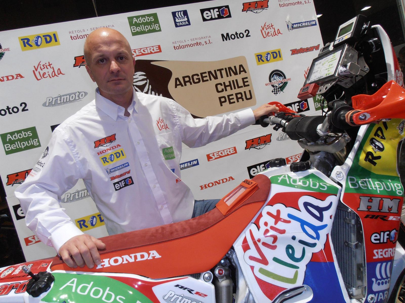 Imagen del piloto catalán David Serra junto a su moto.