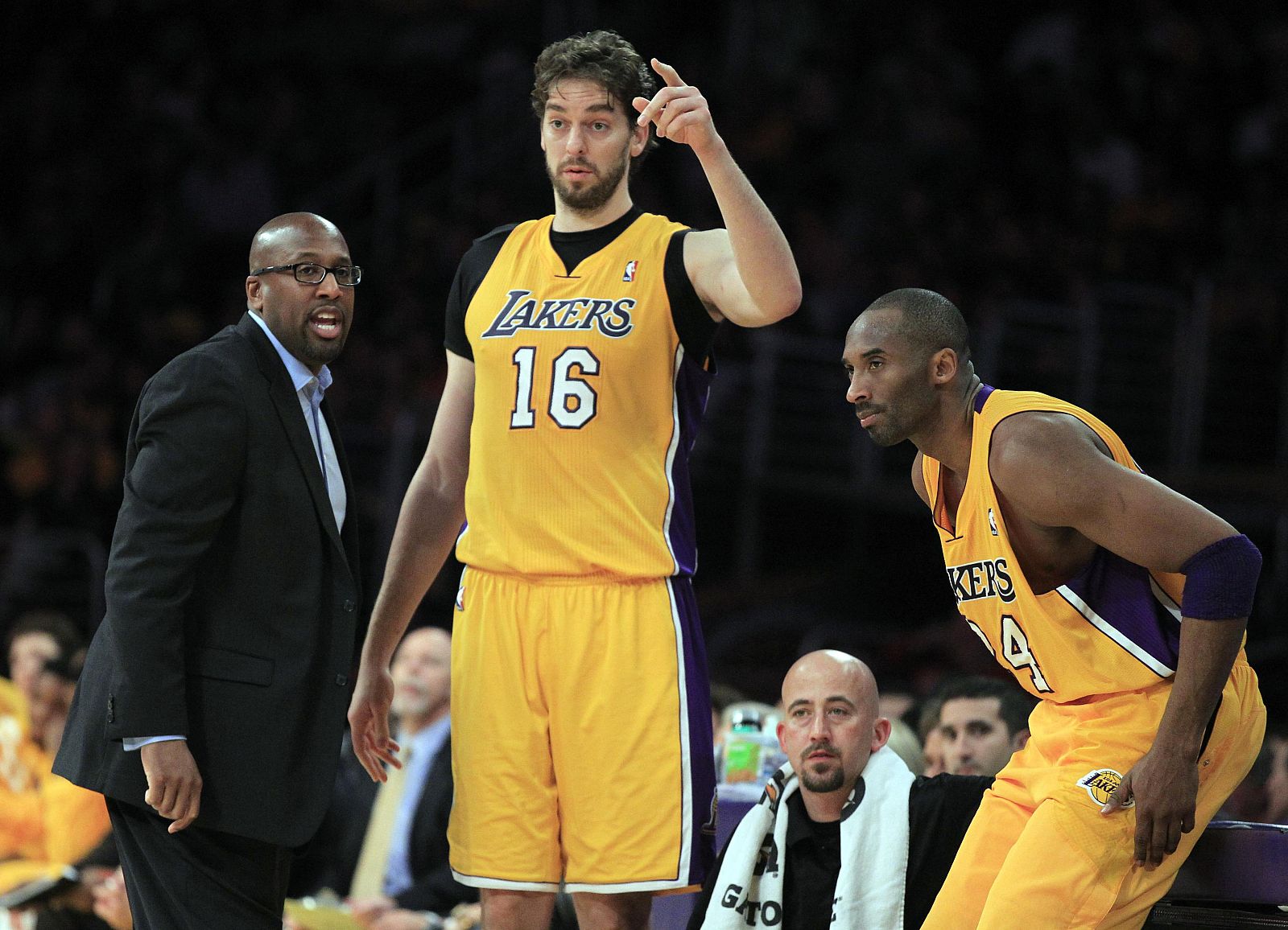 Los Angeles Lakers coach Mike Brown watches their NBA game against the Houston Rockets with Kobe Bryant and Pau Gasol of Spain in Los Angeles