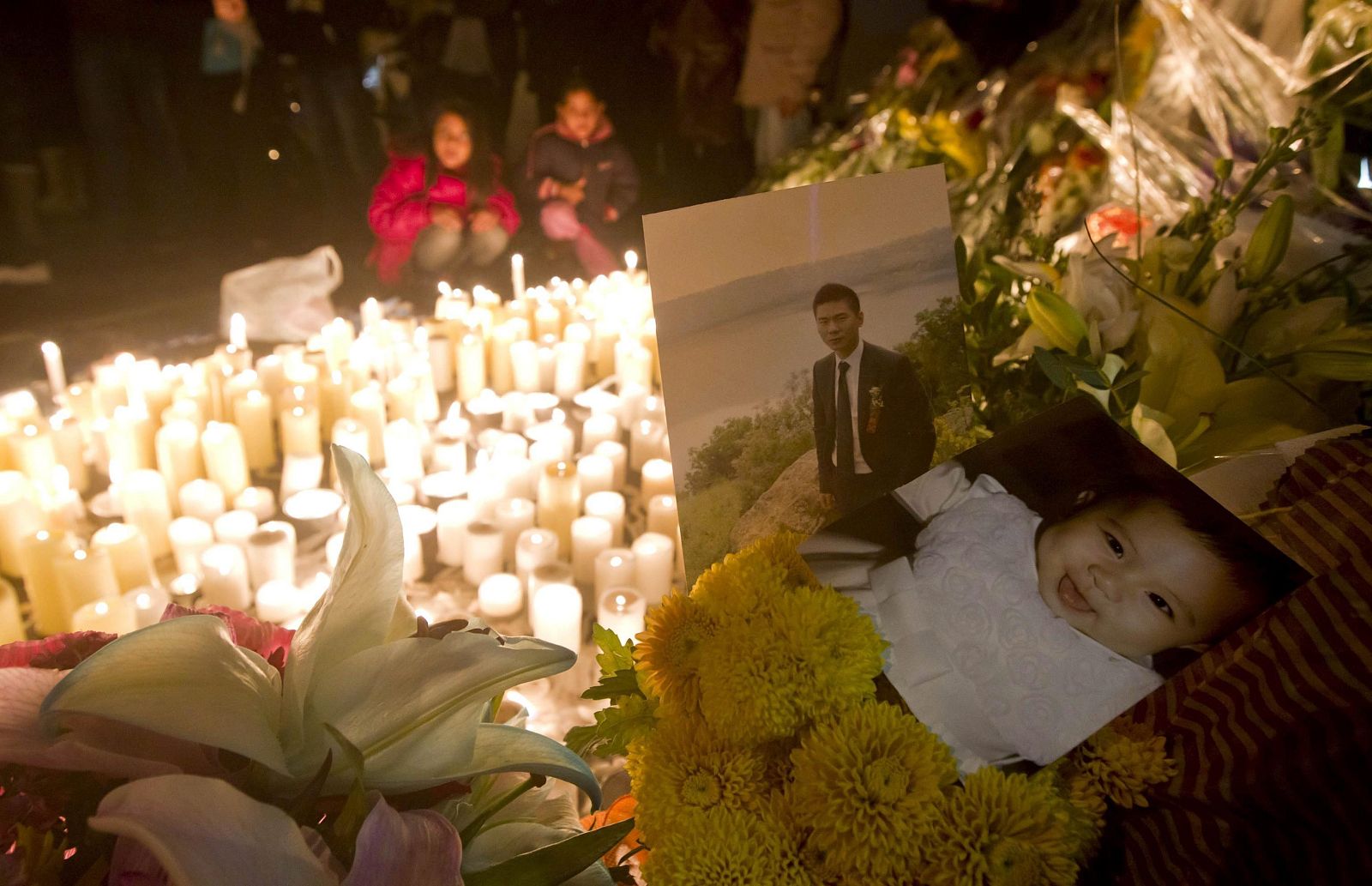 Velas en memoria del ciudadano chino y su hija asesinados en Roma, el pasado 5 de enero