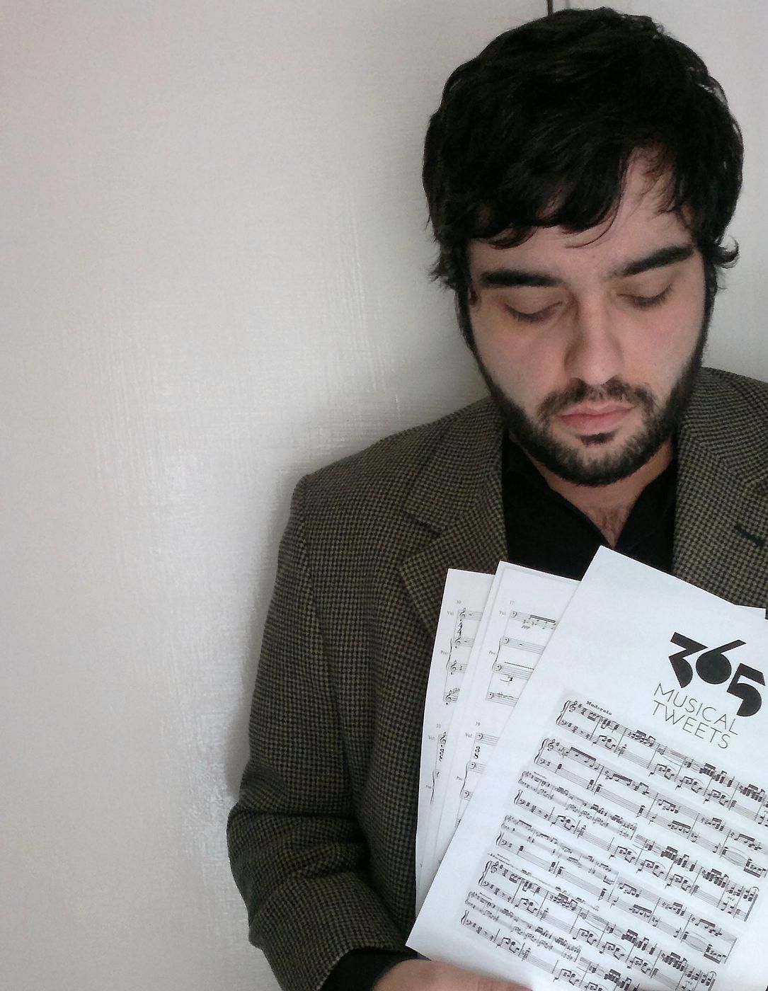 Las partituras del calendario en manos de su autor