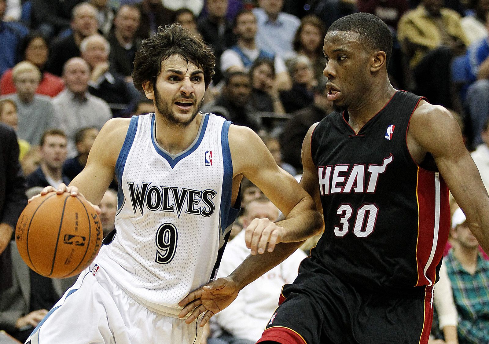 El jugador español Ricky Rubio disputa el balón al jugador de los Heat Norris Cole.
