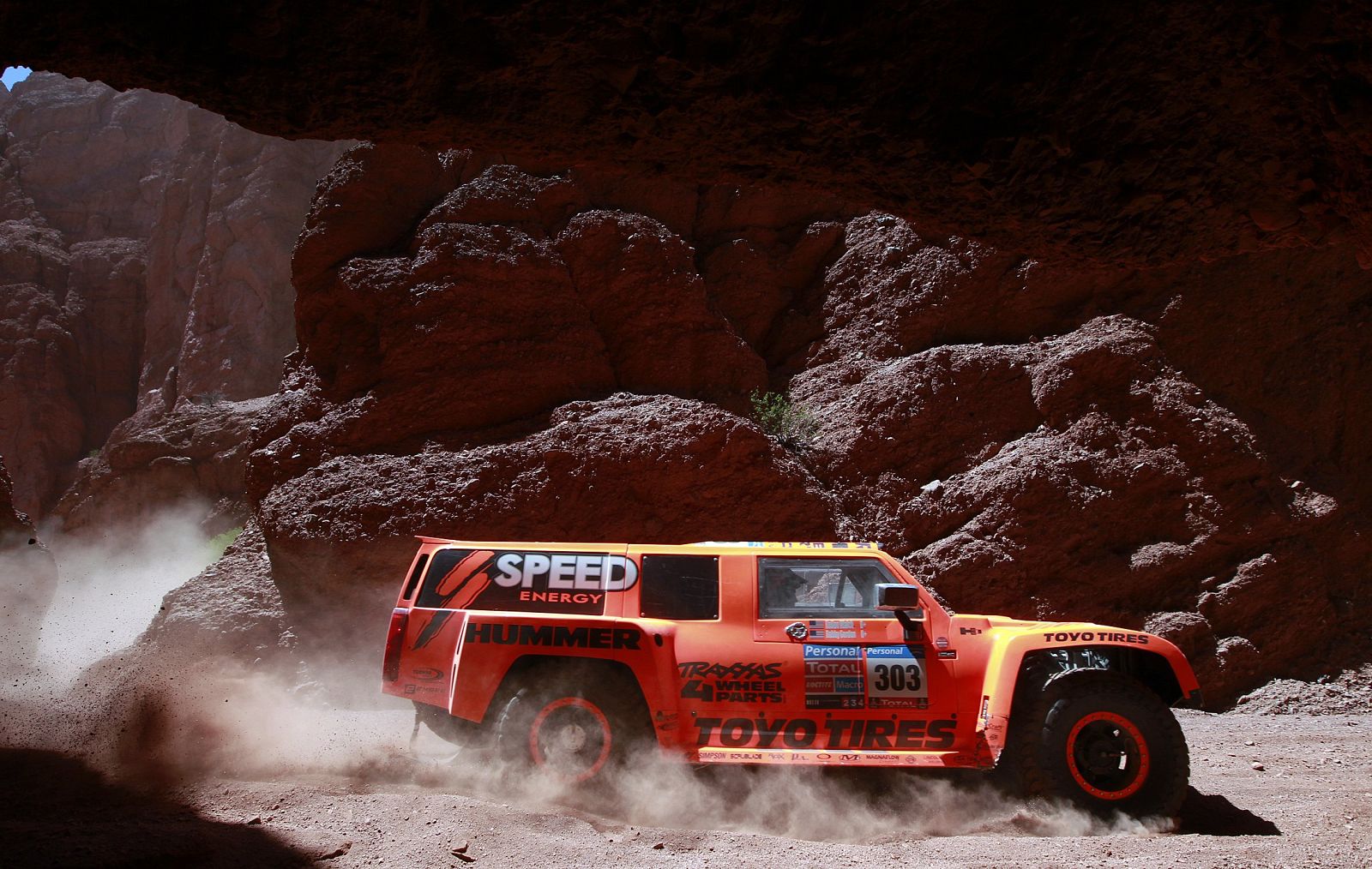 El Hummer del estadounidense Robby Gordon, a través del desierto argentino.
