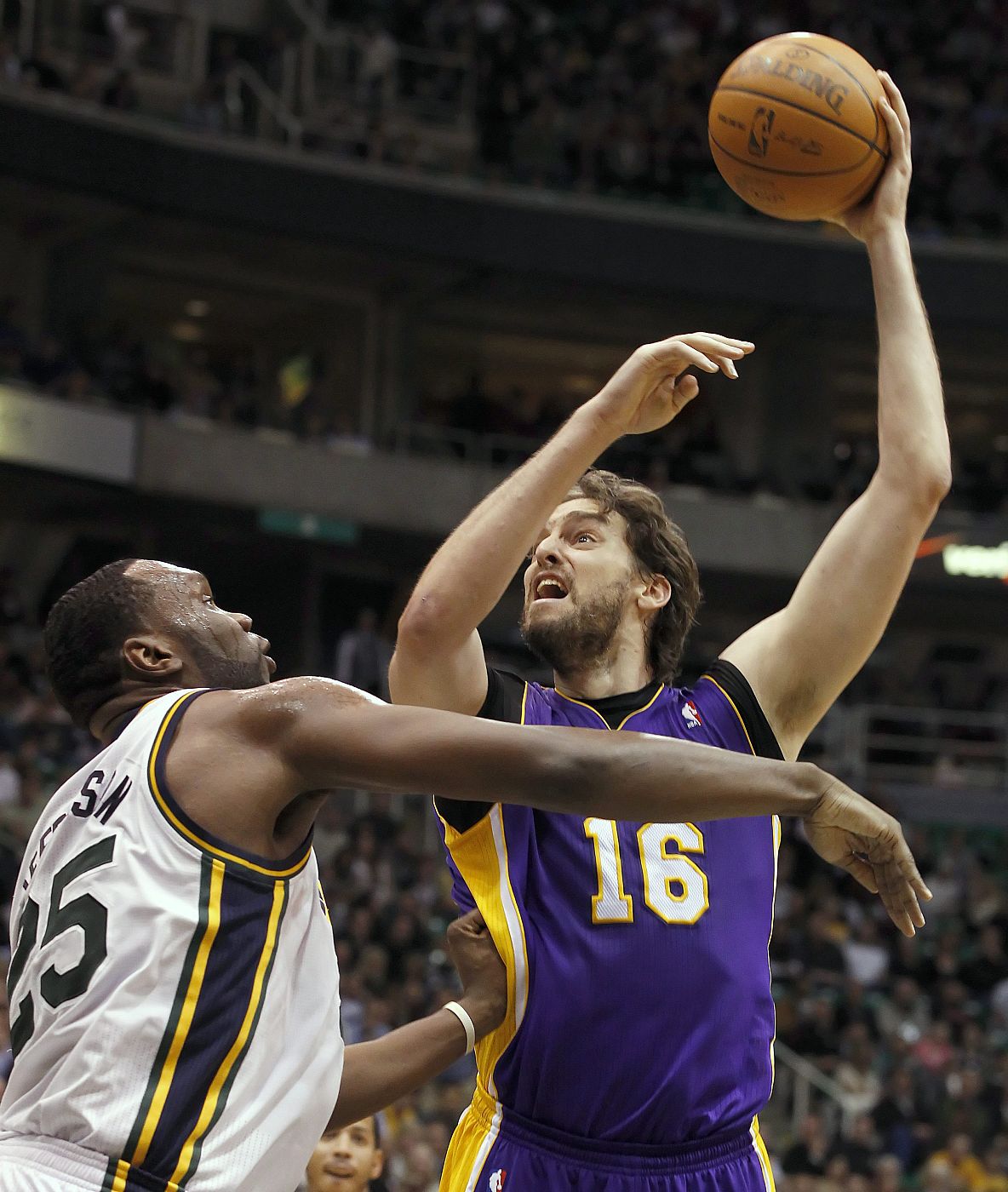 El jugador de Lakers Pau Gasol (d) es marcado por Al Jefferson (i), de Jazz.