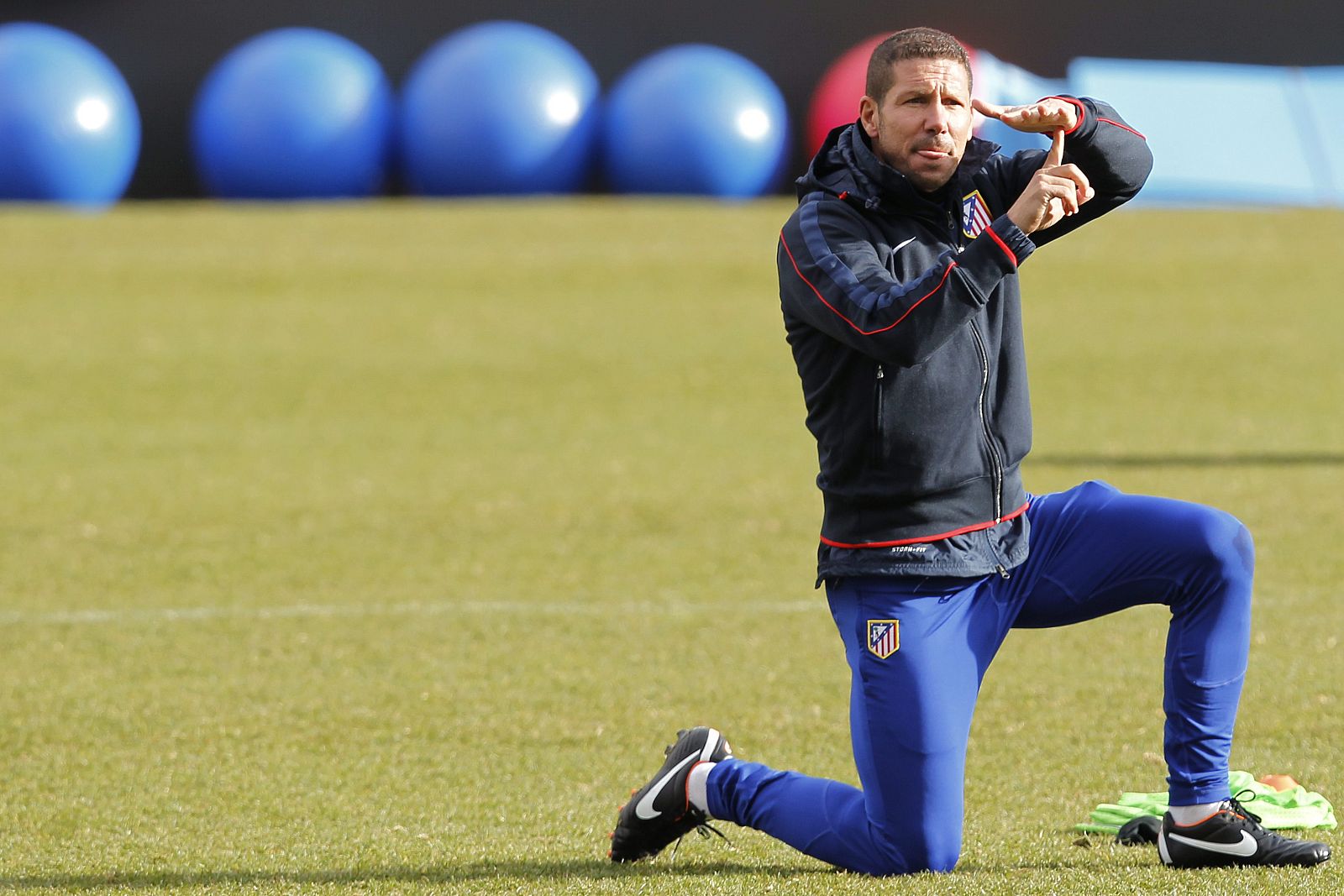 Simeone dirige un entrenamiento en el Vicente Calderón.
