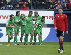 Dos goles de penalti del uruguayo Stuani dan vida al Racing en Pamplona (0-2)