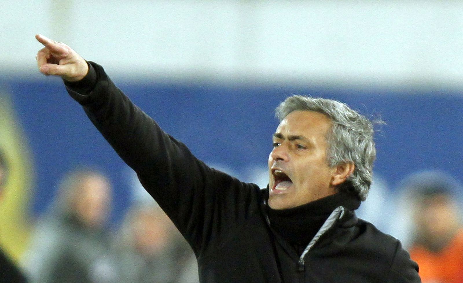 Jose Mourinho, técnico del Real Madrid, da indicaciones a sus jugadores en el partido de Liga ante el Mallorca.