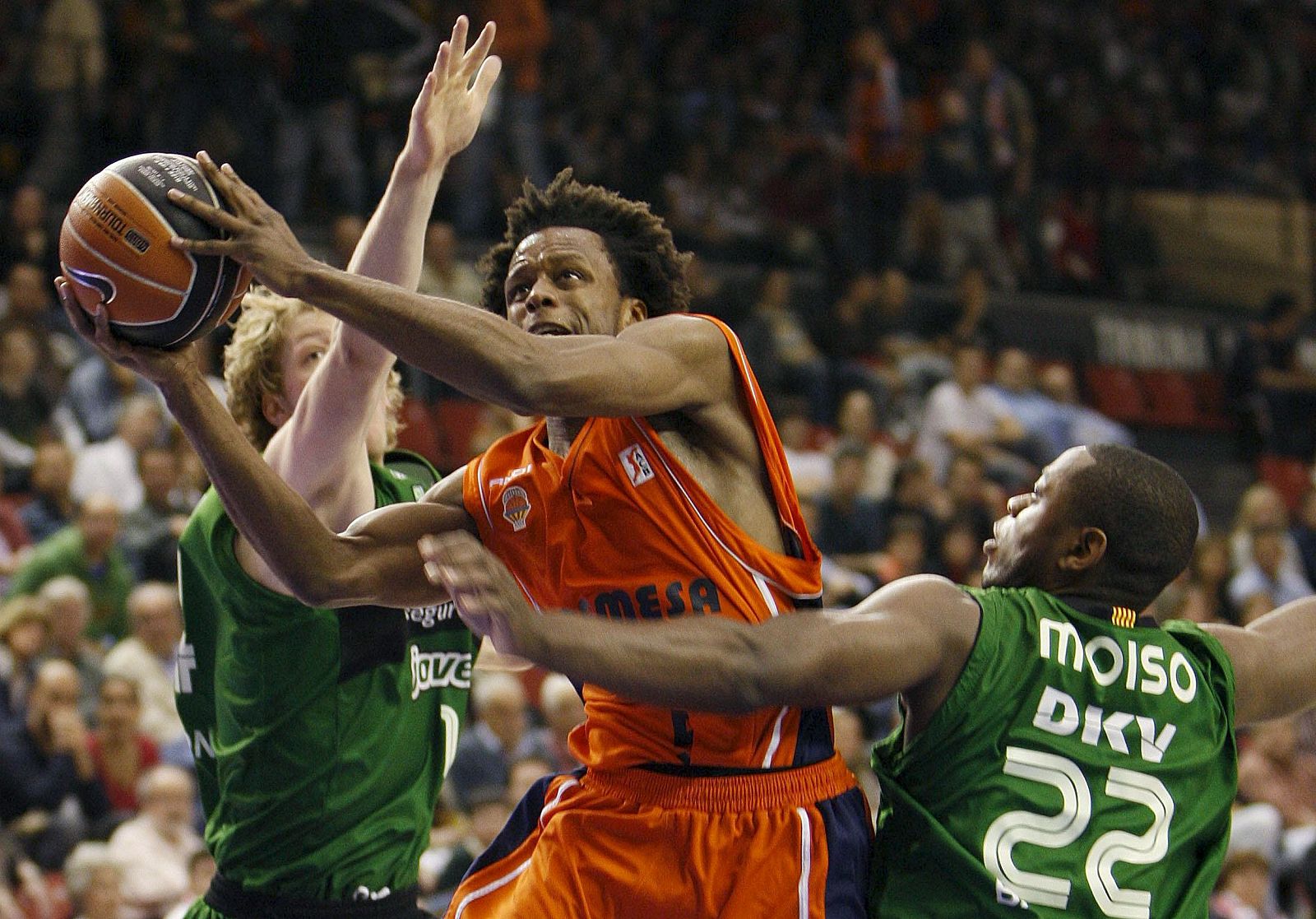 El escolta del Pamesa, Rubén Douglas, entra a canasta.