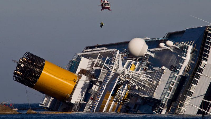 Paralizan las labores de rescate en el Costa Concordia debido a que el barco se ha movido 
