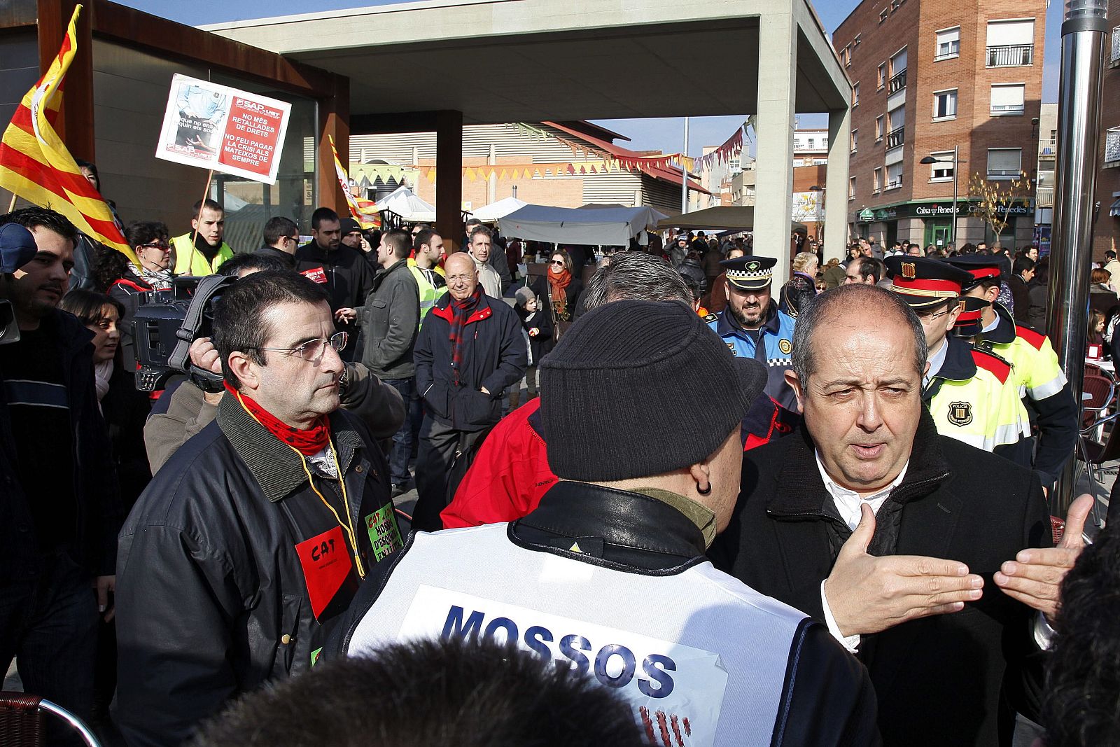 LOS MOSSOS PROTESTAN ANTE PUIG POR LAS MEDIDAS DE AJUSTE