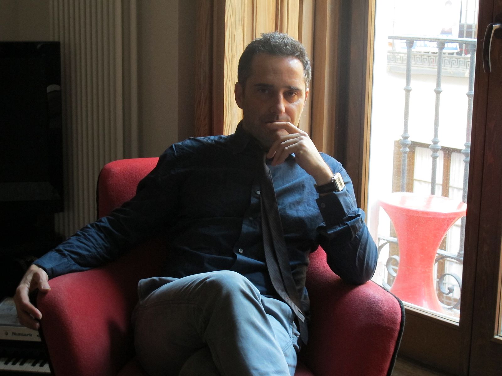 Jorge Drexler, sentado junto a la ventana de su estudio madrileño