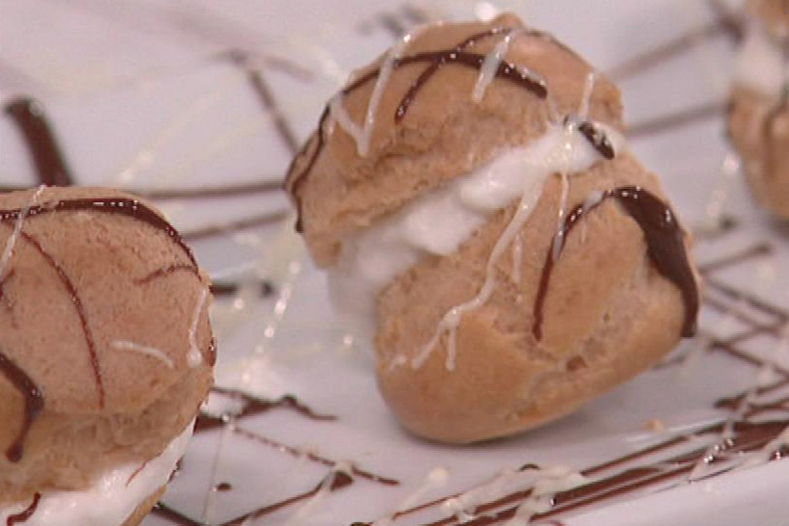 Profiteroles con salsa caliente de chocolate  (25/01/2012)