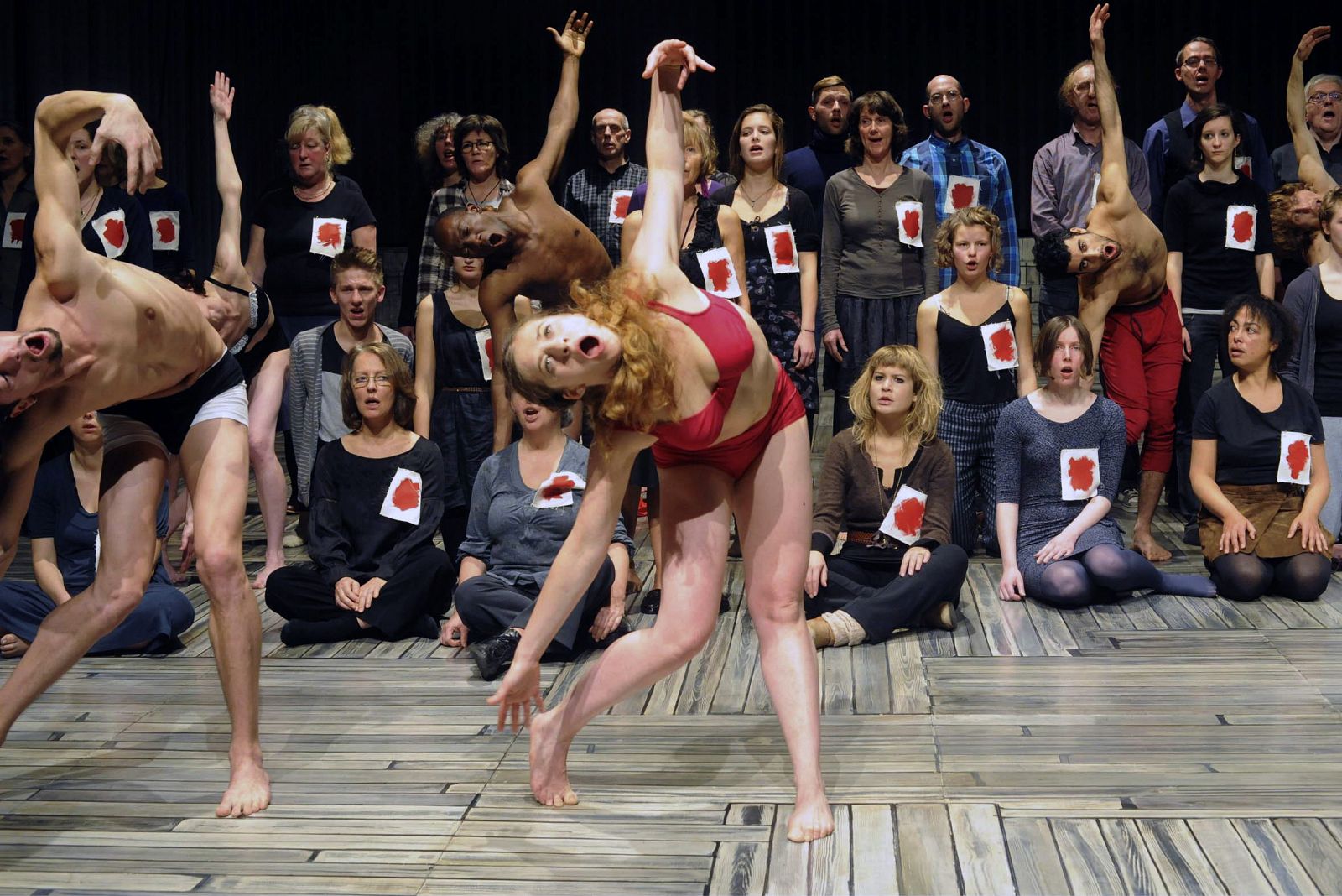 ESCENA DEL ESPECTÁCULO "C (H)OEURS", DEL ESCENÓGRAFO ALAIN PLATEL, QUE SE ESTRENARÁ EN MARZO EN EL TEATRO REAL DE MADRID