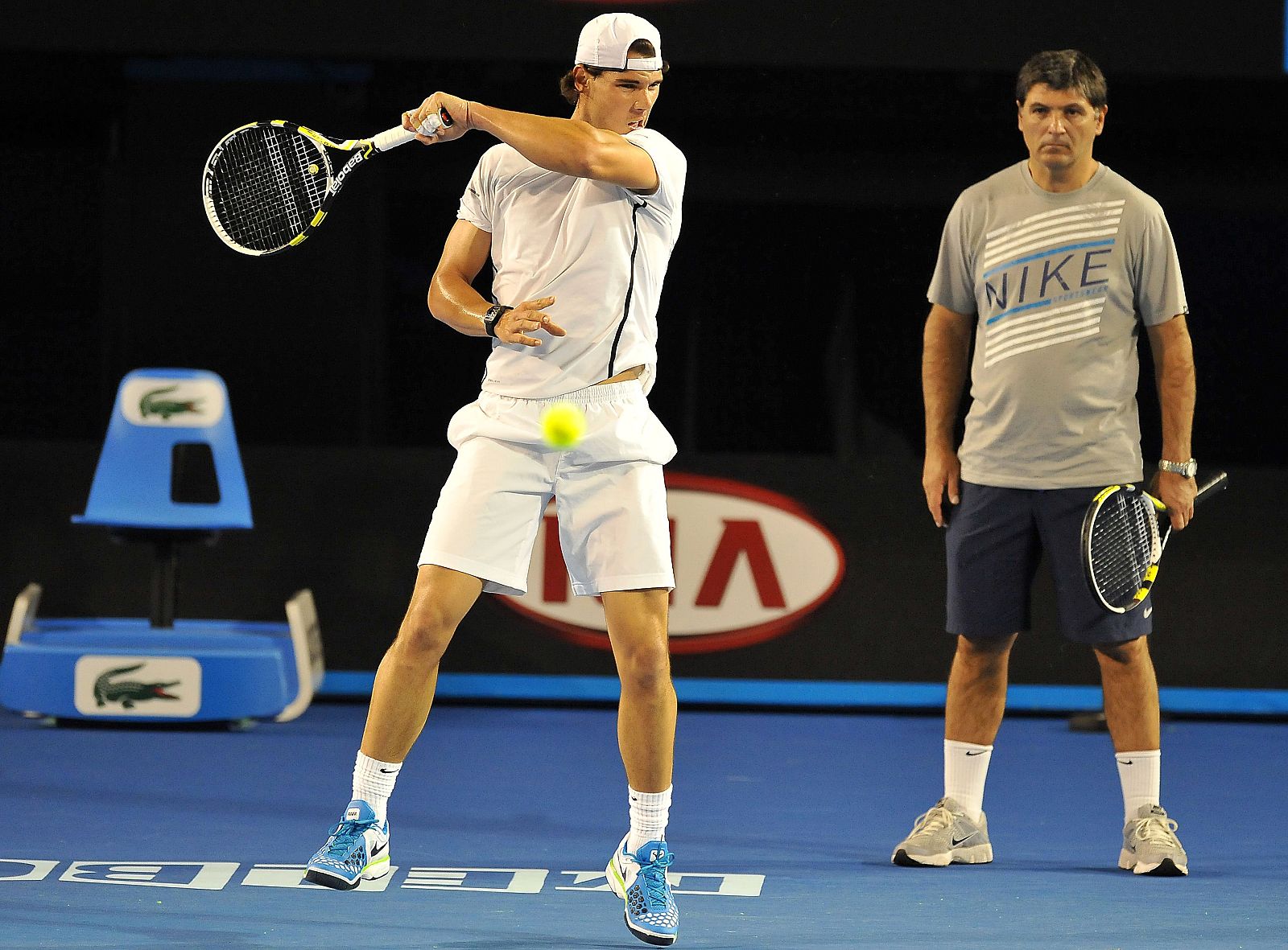 Toni Nadal sigue de cerca el entrenamiento de su sobrino y número 2 del mundo, Rafa Nadal.