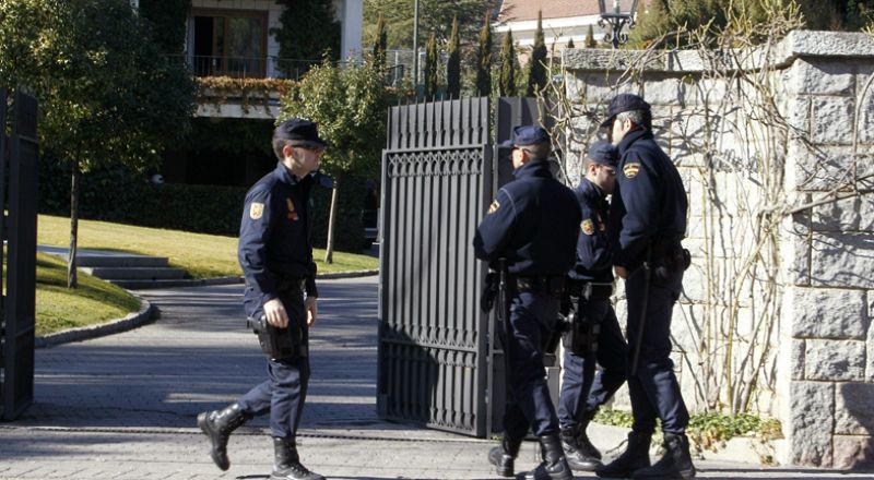 La policía incauta diversa documentación en el registro del domicilio de la familia Ruiz-Mateos 