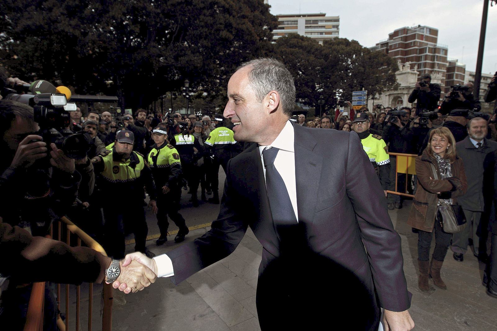 El expresidente de la Generalitat, Francisco Camps, ha saludado al TSJV, donde será juzgado por un delito de cohecho impropio por aceptar regalos de la trama "Gürtel".