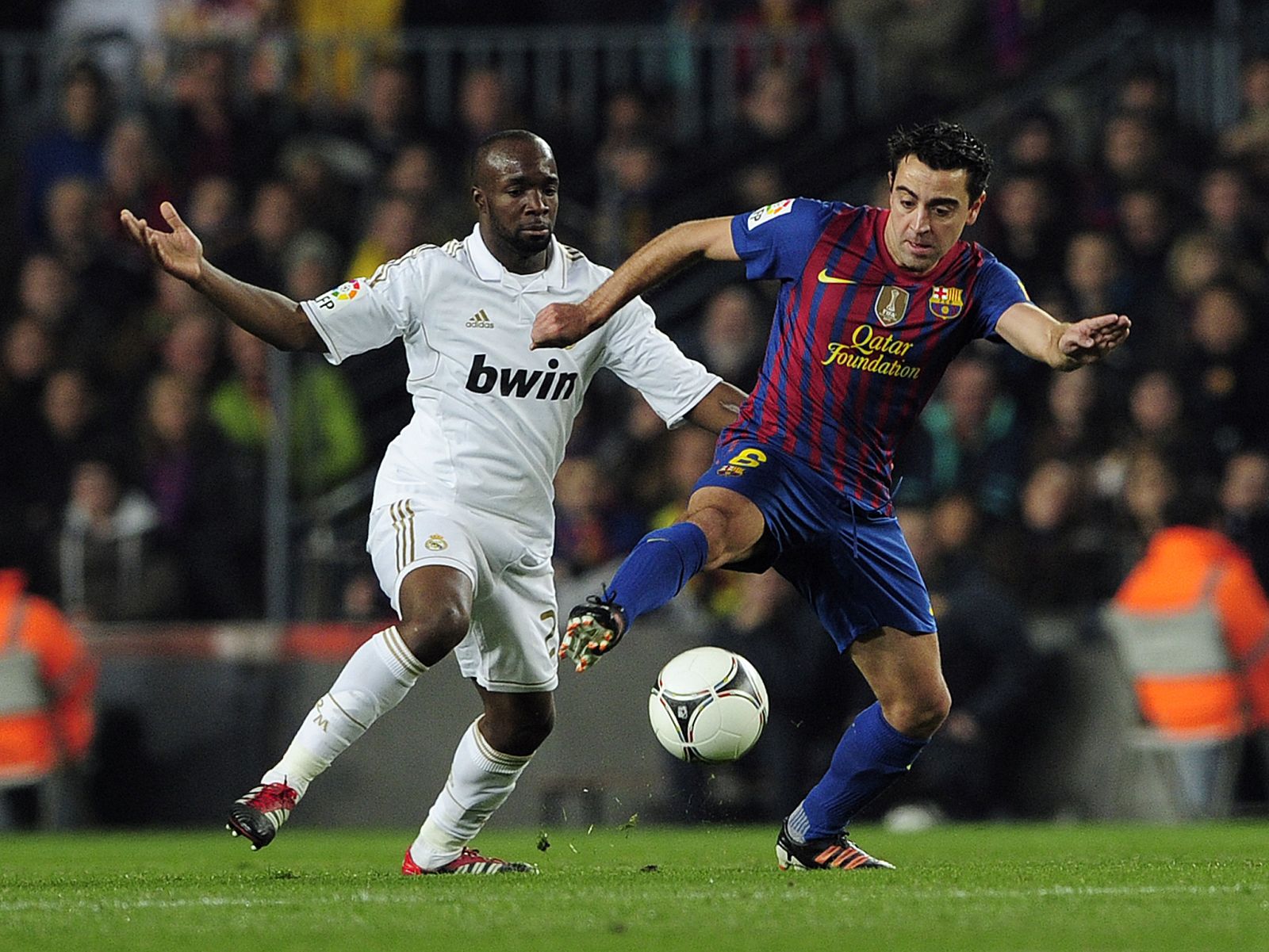 Xavi Hernández pugna con Lass Diarra en un lance del partido de vuelta de la Copa del Rey que enfrentó al Barça y al Real Madrid