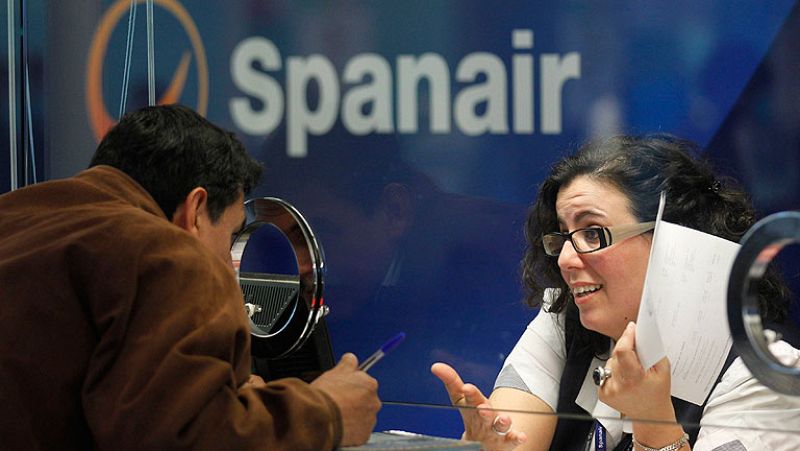 Los pasajeros de Spanair "en busca de una conexión" para evitar una noche en Barajas