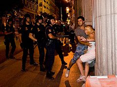 Archivan dos de los tres expedientes a policías por la agresión de una joven y un fotógrafo
