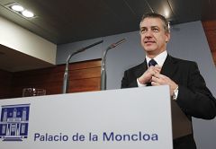 Urkullu ofrece consenso a Rajoy para salir de la crisis y gestionar la paz con ETA
