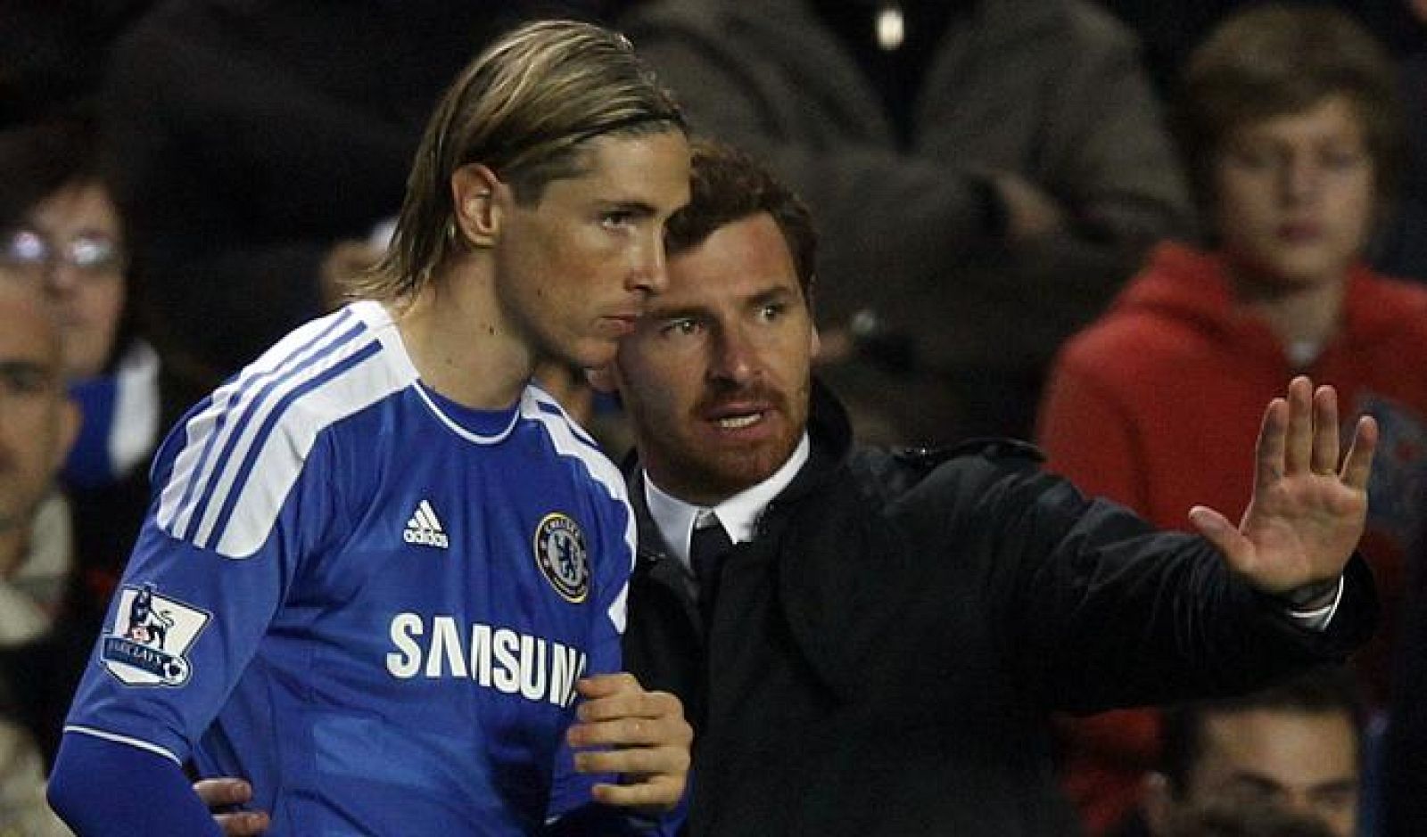 El delantero del Chelsea, Fernando Torres, atiende a las indicaciones de su técnico André Villas-Boas