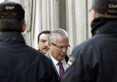 La acusación en el caso de los cobros pide que Garzón sea suspendido por esta causa
