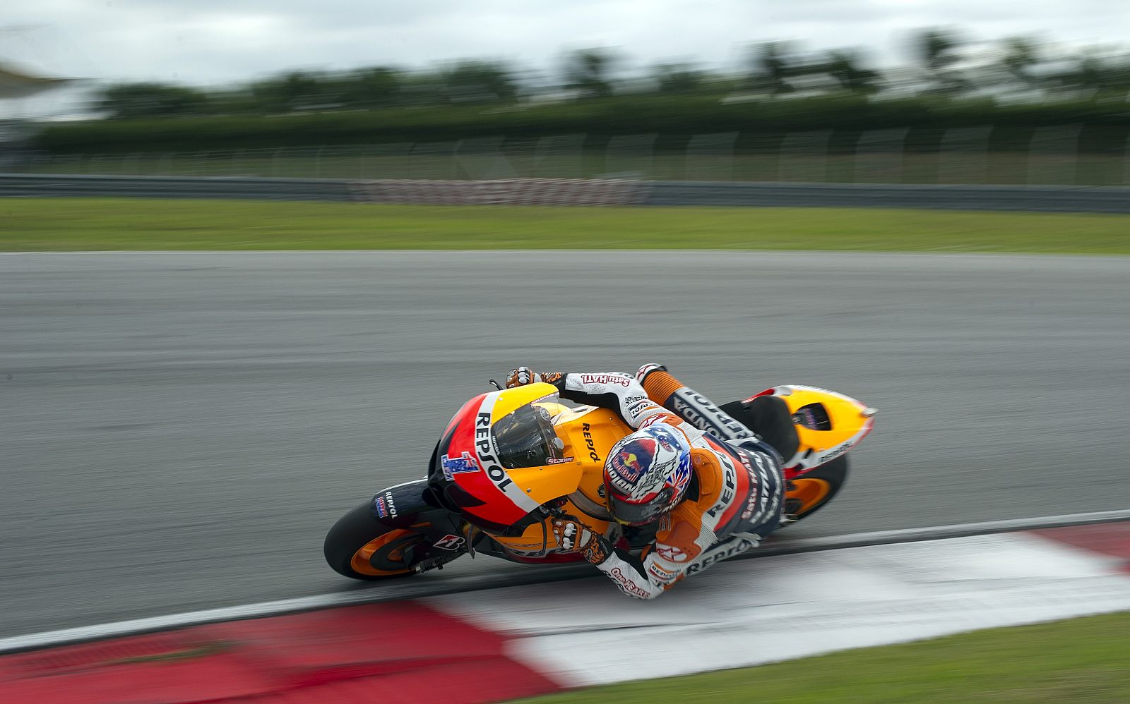 El piloto de Honda Casey Stoner ha batido el mejor registro del circuito de Sepang.