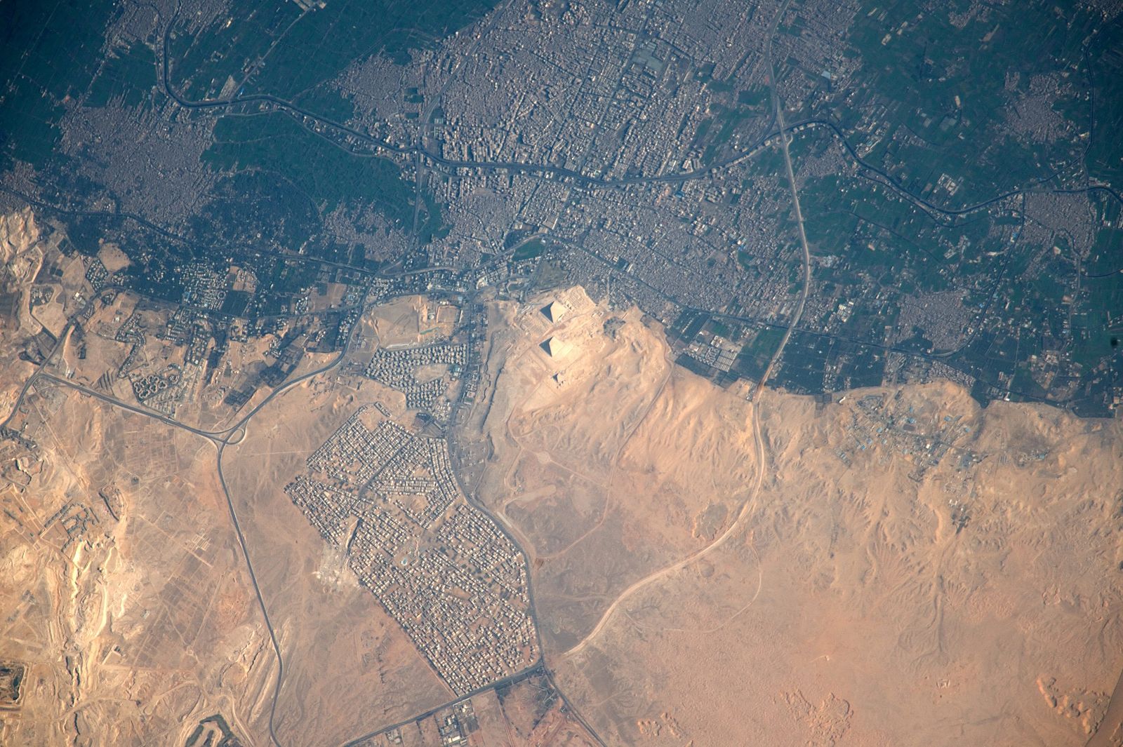 VISTA DE LAS PIRÁMIDES DE GIZA DESDE EL ESPACIO
