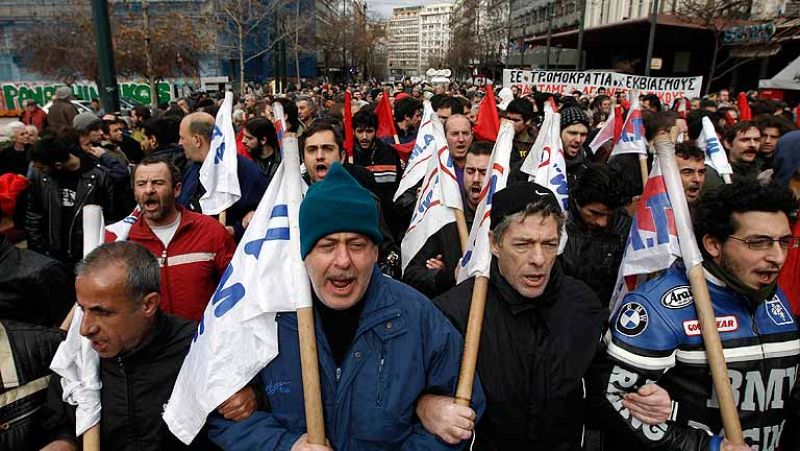 Grecia se para contra los ajustes que exige la 'troika' a cambio de un nuevo rescate financiero